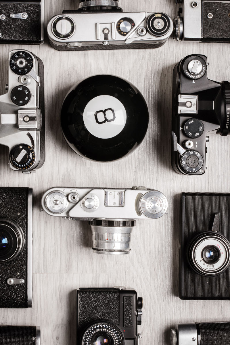 桌上摆放大量的相机