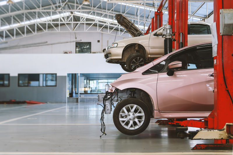 车库内损坏的汽车