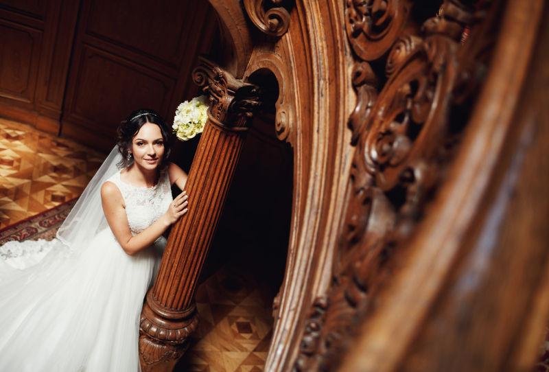 抱着精致木柱子的新娘