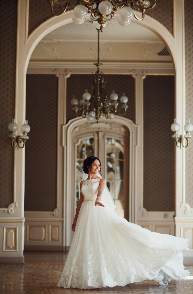 拱门下的美丽新娘