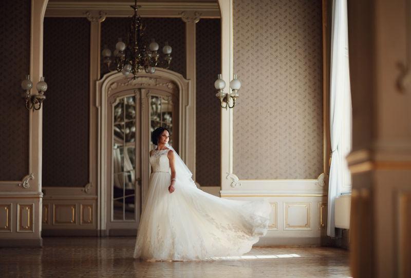 拱门边的白色婚纱新娘