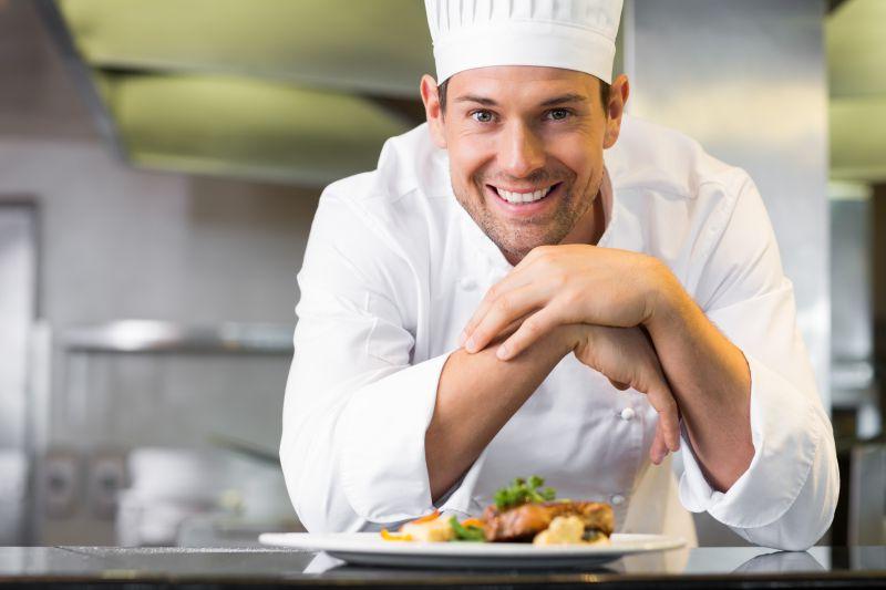 厨房里有男厨师和熟食的微笑