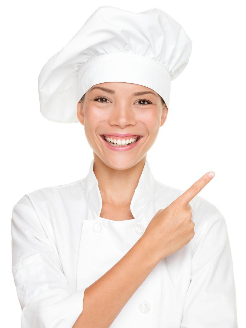 白色背景下美丽的年轻混血亚裔白人女性微笑着