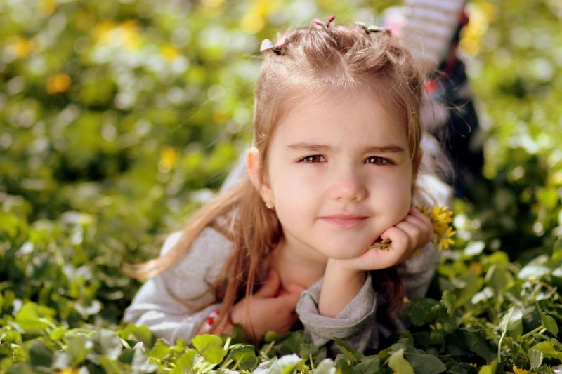 可爱的小女孩在花园中