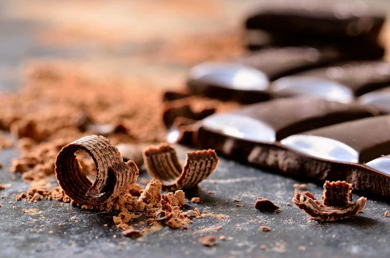 黑巧克力和巧克力碎