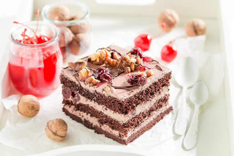 樱桃和坚果巧克力蛋糕
