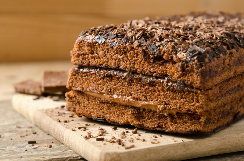 木板上的巧克力蛋糕