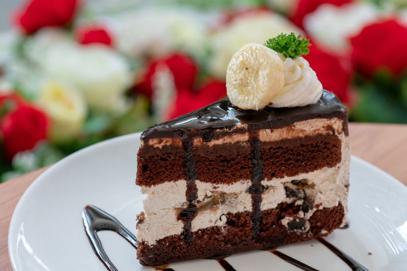 白色盘子里的美味巧克力蛋糕