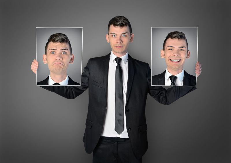 灰色背景上商人在选择不同的脸部情绪