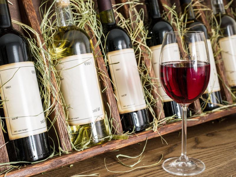 木质酒架上的红酒