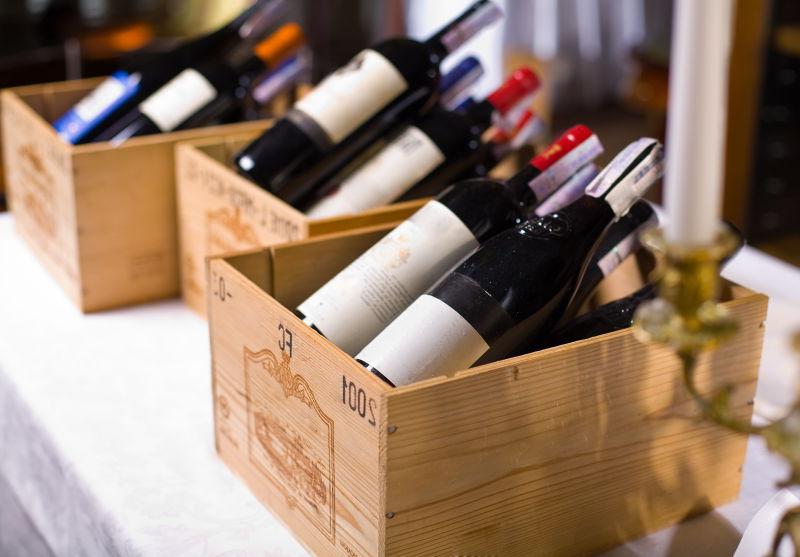 红酒盒里的红酒