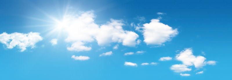 阳光下的蓝天白云