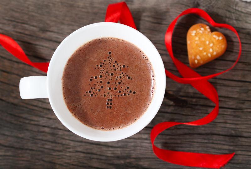 马克杯热巧克力或可可饼干配红丝带装饰