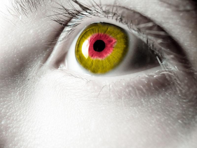 美女带着多彩颜色的隐形眼镜