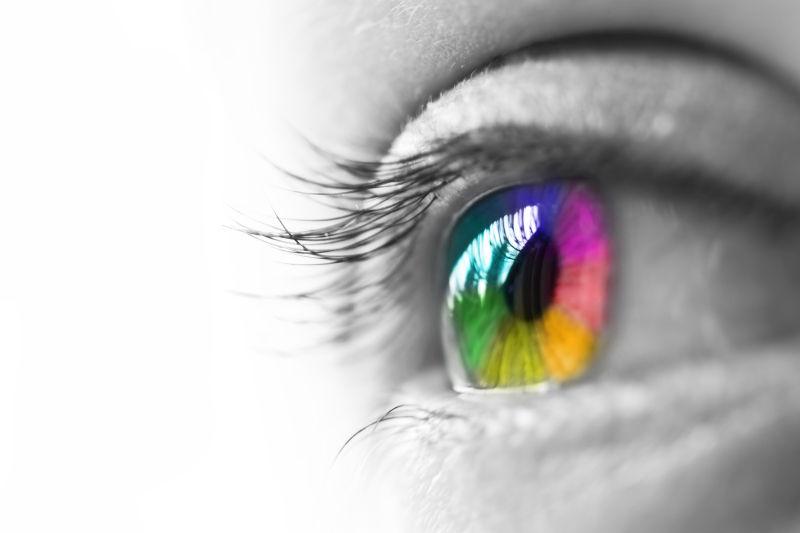 带着彩色美瞳的女人