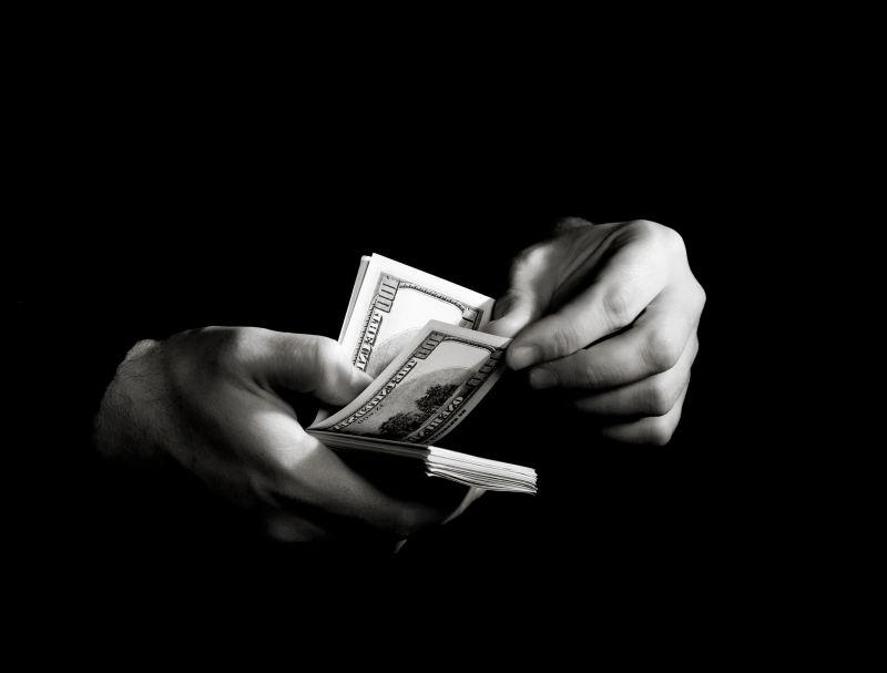 在黑暗中的双手在数钱