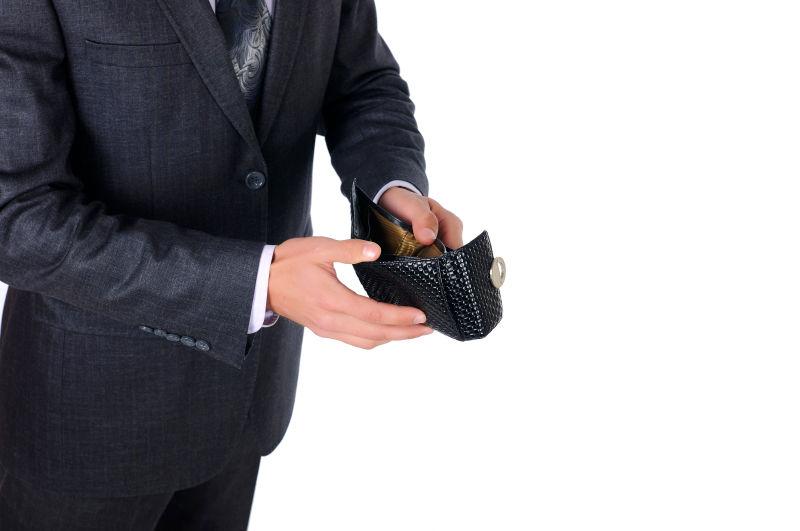 商人看着他的空钱包