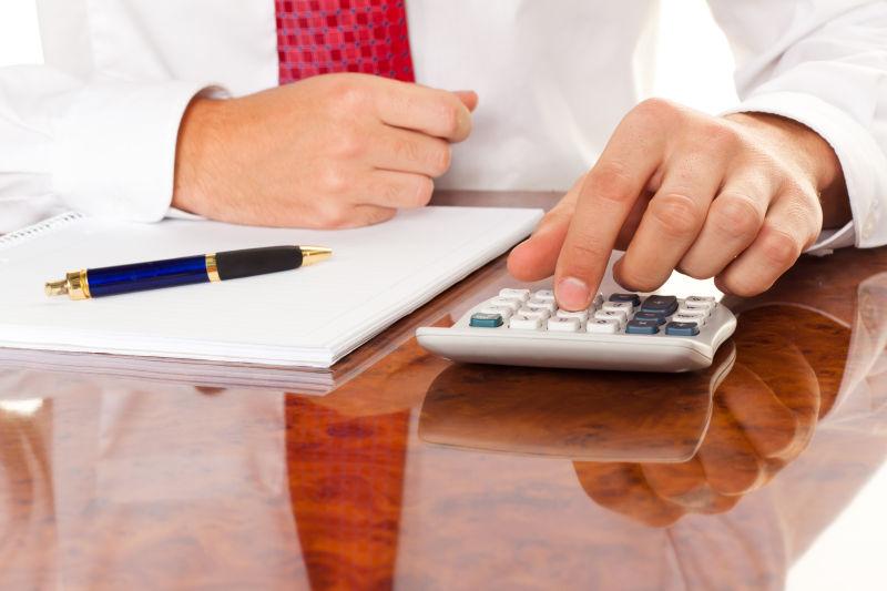 用计算器的商人