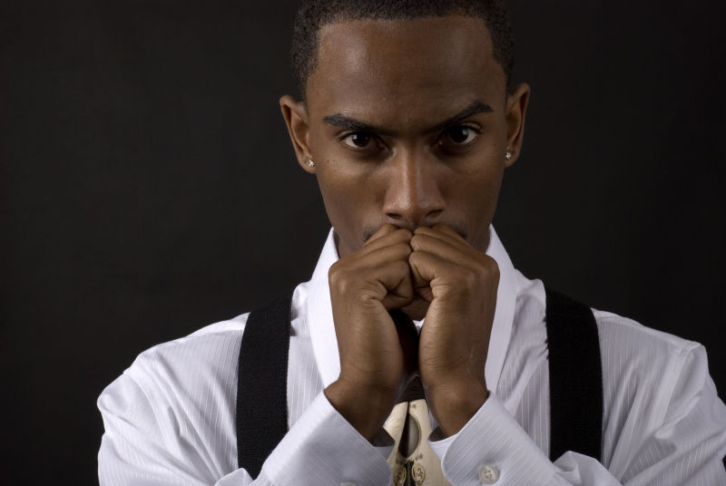 亲吻双拳的商人