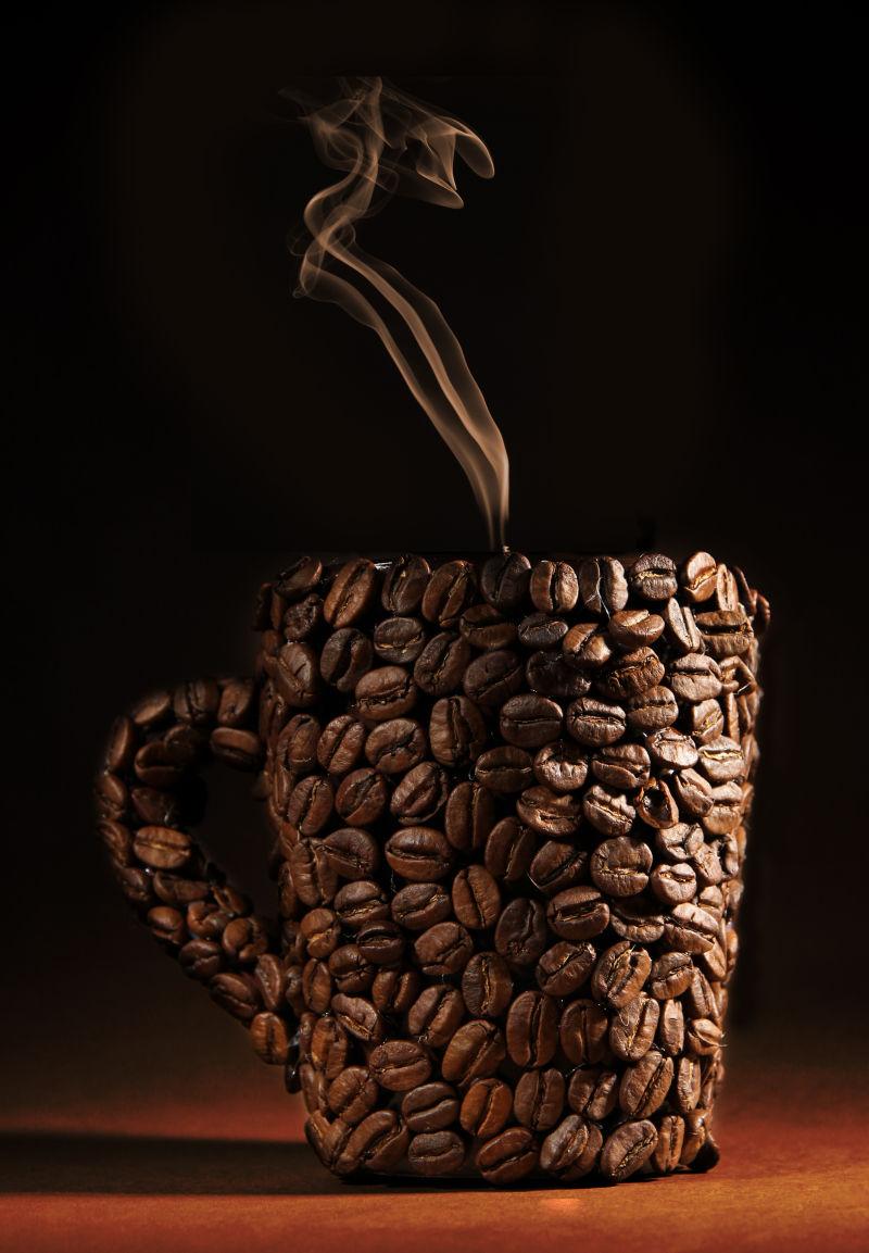 黑色背景下的冒烟的杯装咖啡