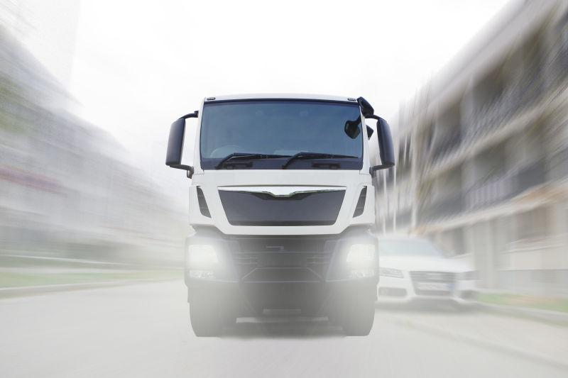 行驶在城市街道的白色卡车