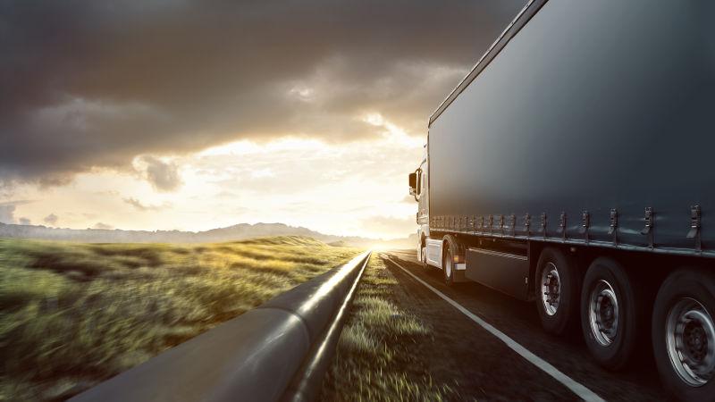 在野外公路上行驶的卡车