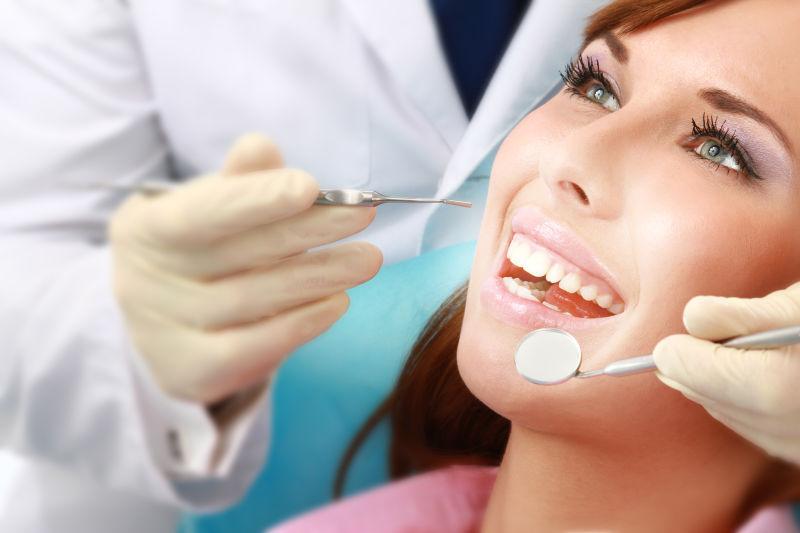 牙医为女病人看病