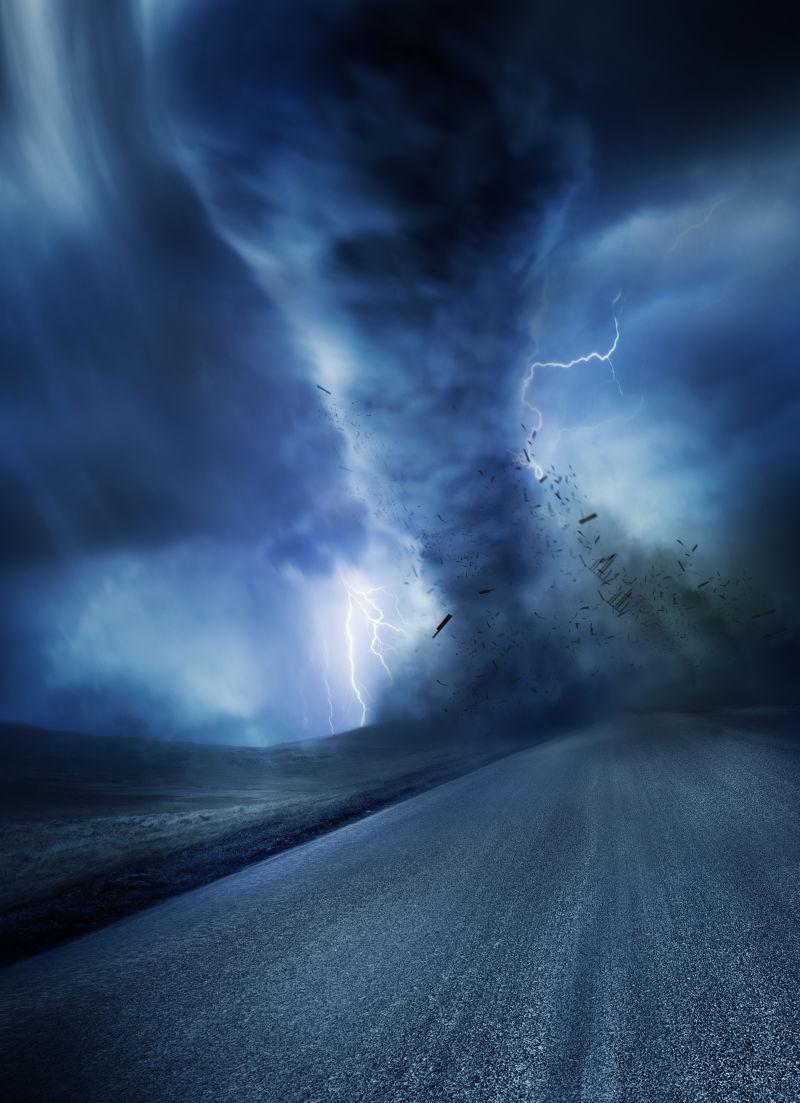 龙卷风和闪电图片 公路背景中强大的龙卷风和闪电素材 高清图片 摄影照片 寻图免费打包下载