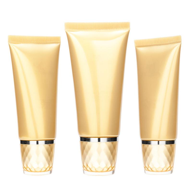 一套金色的化妆管