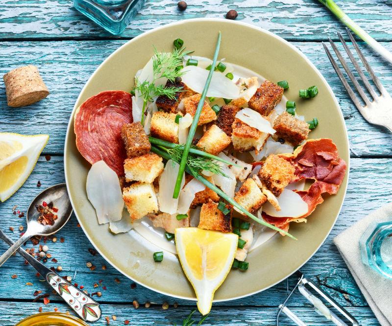 素食沙拉和面包片