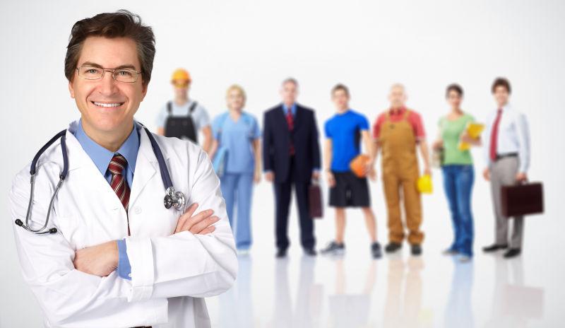 微笑的医生和工人群体