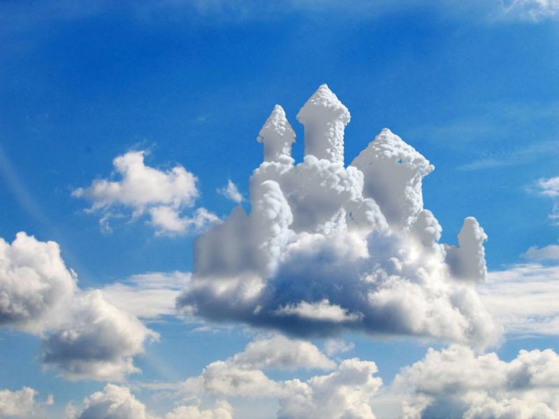 天空中城堡形状的白云