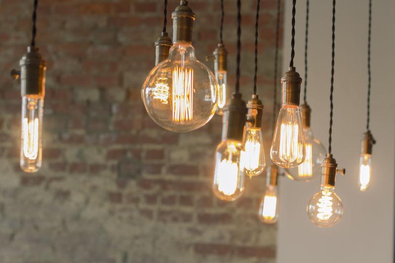 屋顶垂露的不同形状的电灯泡