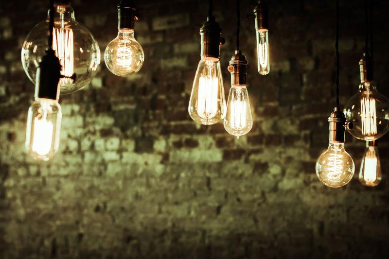 散发着昏黄光芒的不同形状的灯泡