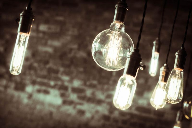 屋顶上点亮的各种灯泡