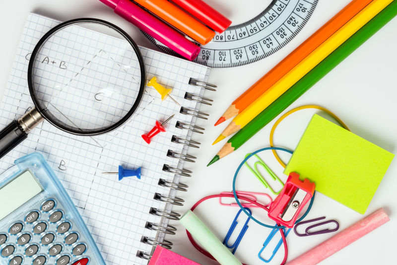 白色桌子上的常用学习用品