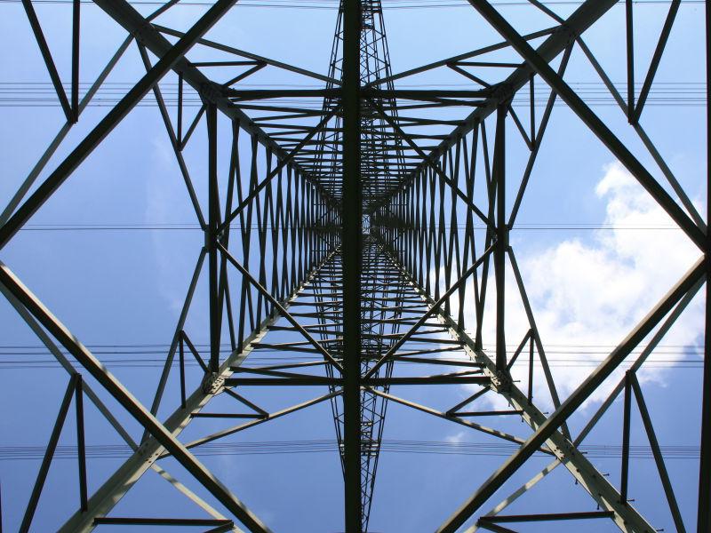 仰视下的电力塔