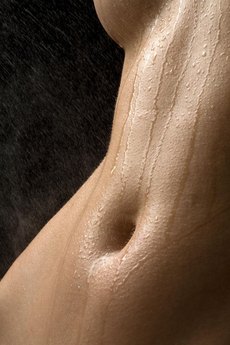 黑色背景上带着水迹的躯体