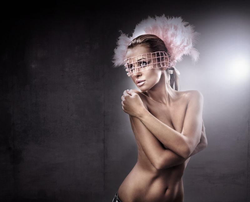 黑色背景上性感身材的美女