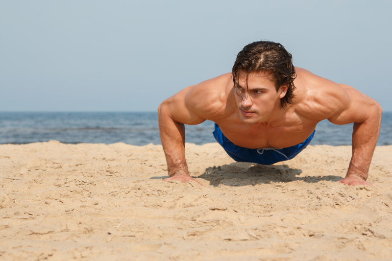 沙滩上锻炼的男人