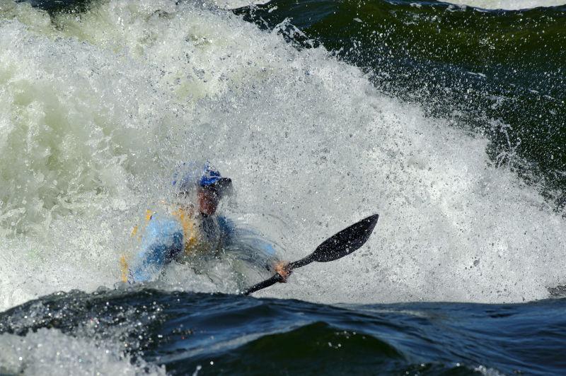 激流中的皮划艇选手