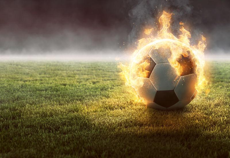 球场上冒着火焰的足球