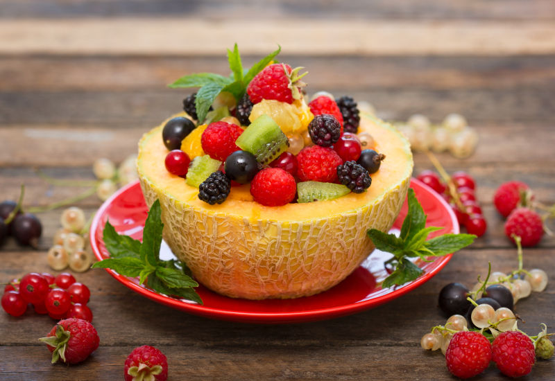 树莓放在哈密瓜上