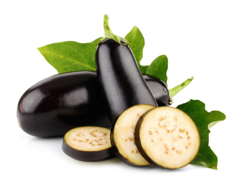 白色背景上的茄子切片