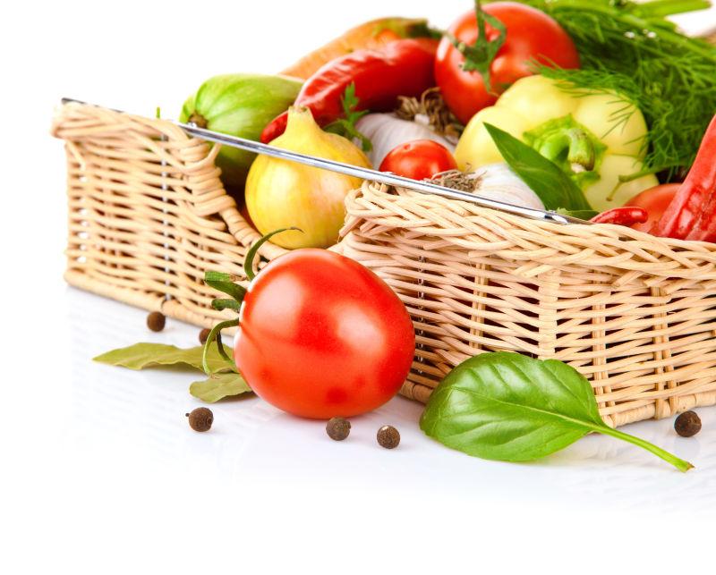 菜筐里的新鲜蔬菜