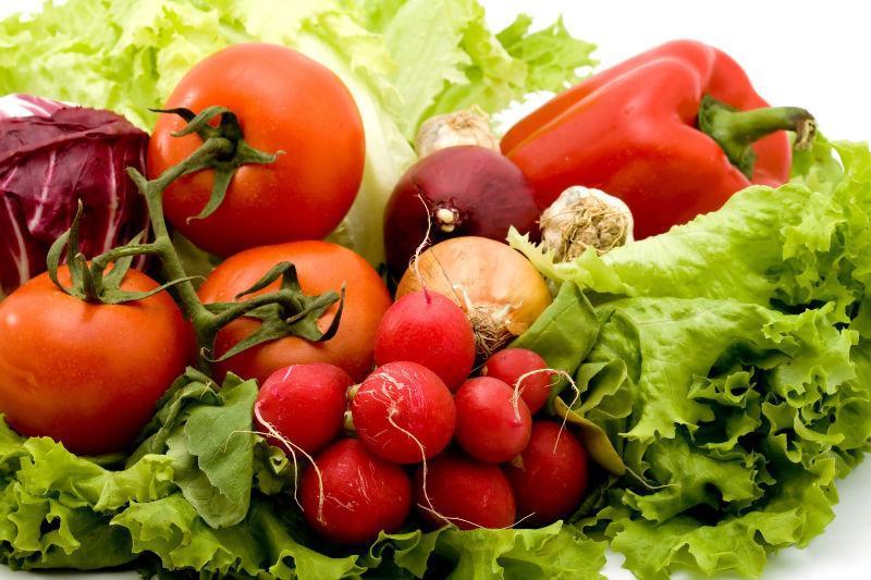 白色背景上的很多新鲜菜