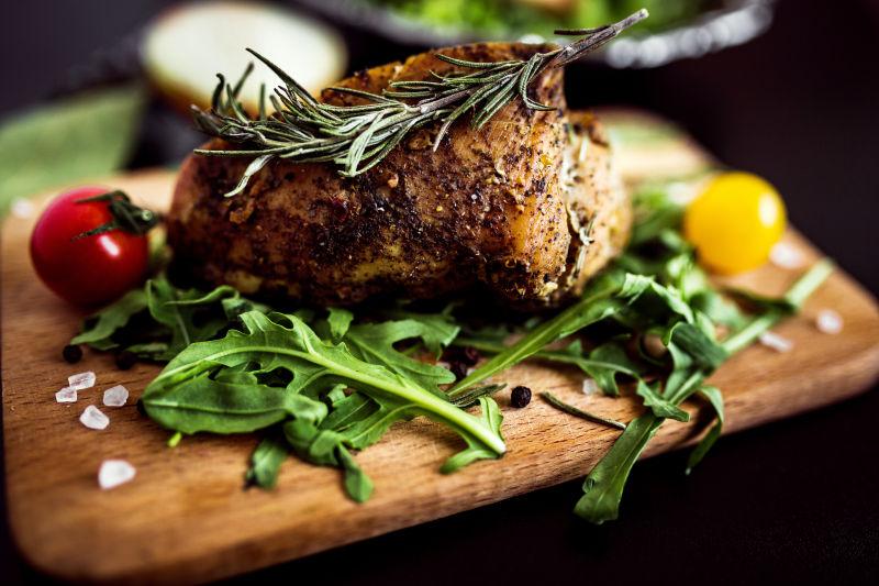 木板上的烤肉和蔬菜