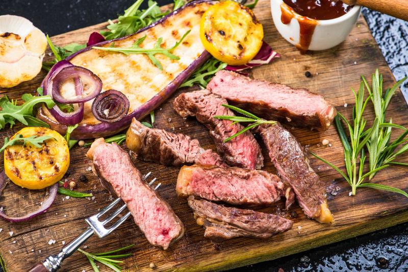 木板上的烤肉还有蔬菜