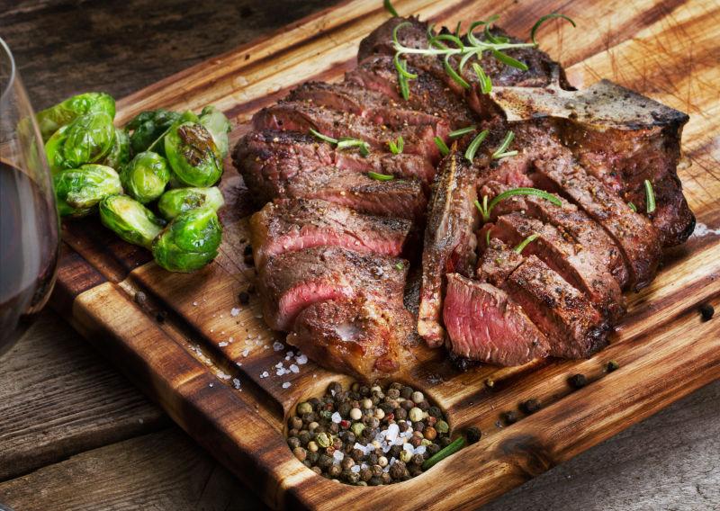 蔬菜牛排和红酒