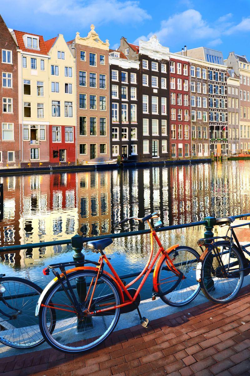 沿运河的自行车与反射